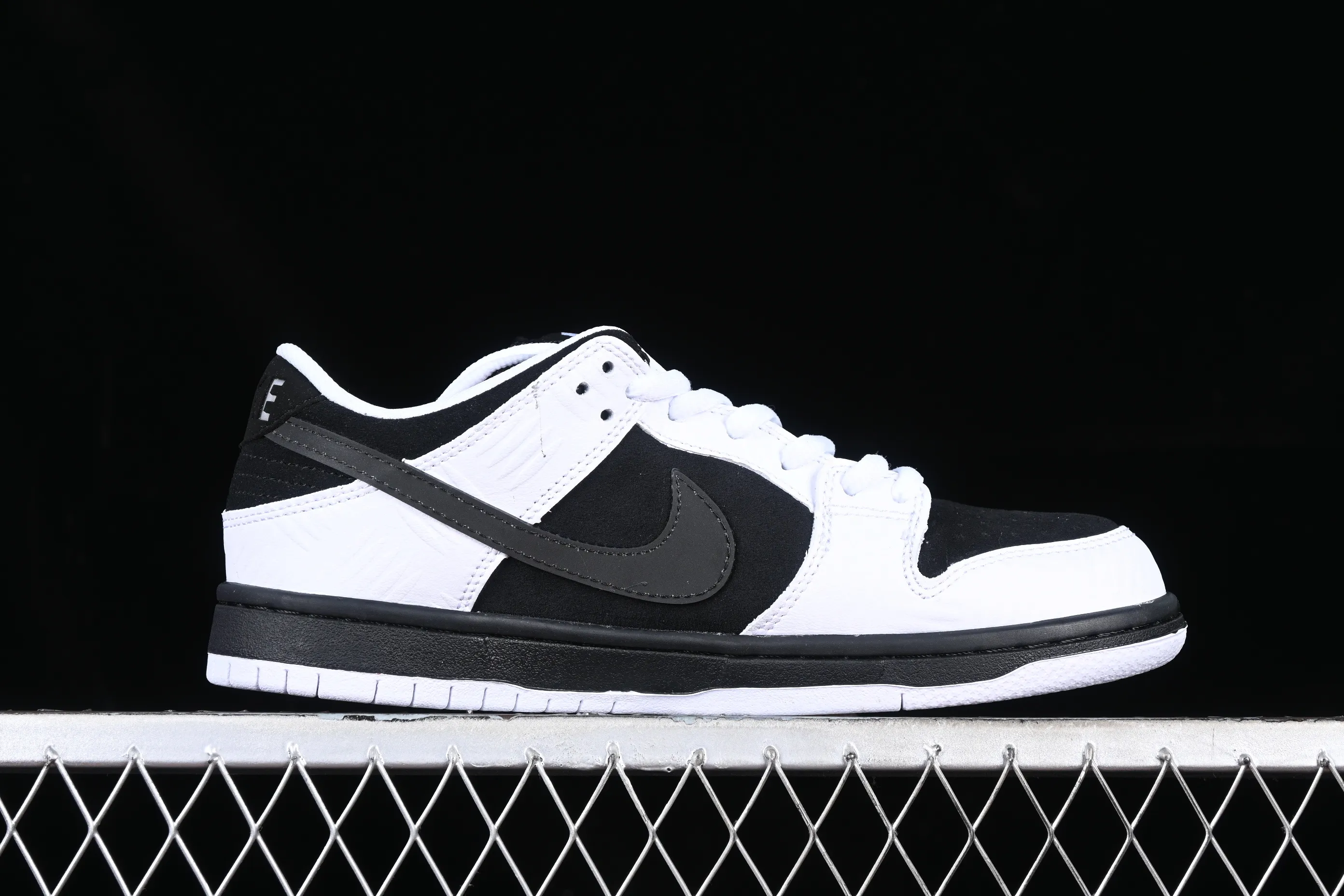 All categories Nk SB Dunk Series Nk SB Dunk Low low-top sneakers Cost-effective version Tightbooth x Nk SB Dunk joint model Reverse Panda SB low-top casual sports skateboard shoes FD2629-100
